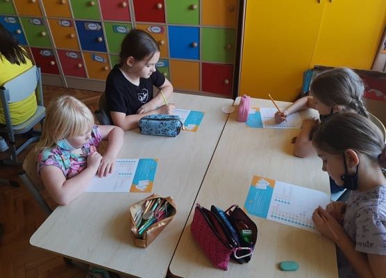 Uczennice wypełniają ankietę