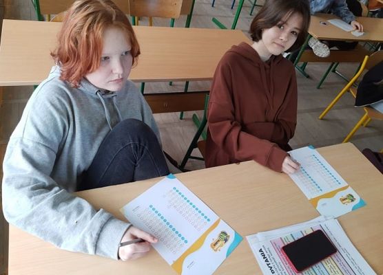 Uczennice wypełniają ankietę