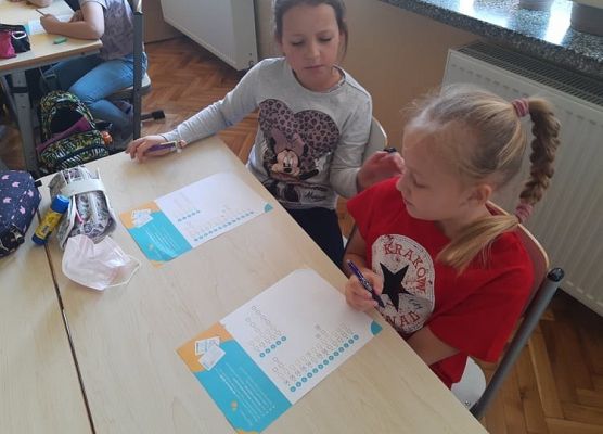 Uczniowie wypełniają ankietę