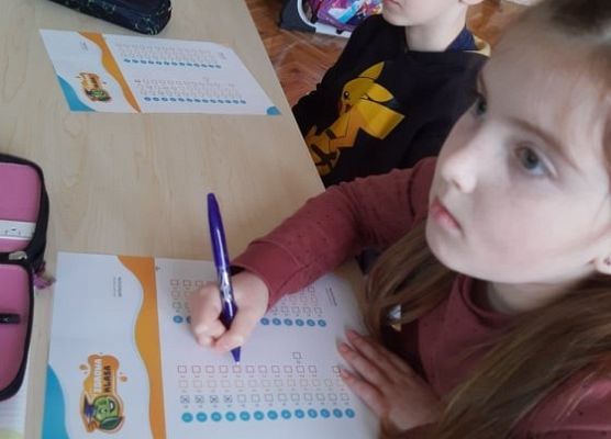 Uczniowie wypełniają ankietę