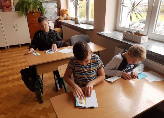 Uczniowie wypełniają ankietę