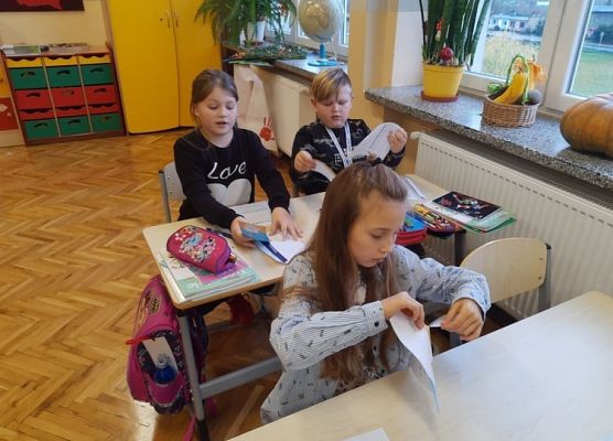 Uczniowie wkładają ankiety do kopert