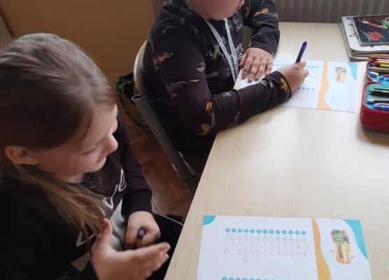 Uczniowie wypełniają ankietę