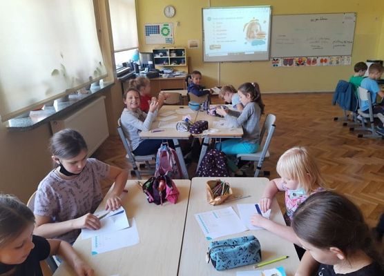 Uczniowie wypełniają ankietę