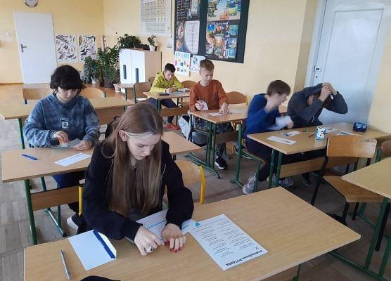 Uczniowie wypełniają ankietę