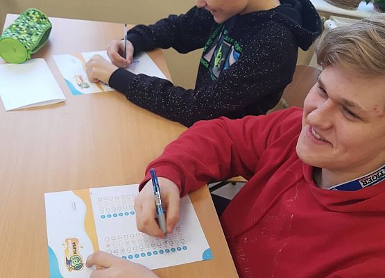 Uczniowie wypełniają ankietę