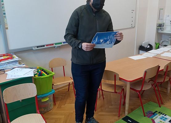 Pani ze Słowińskiego Parku Narodowego stoi na tle tablicy