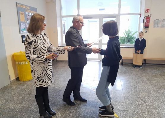 Pan Dyrektor i Pani Wicedyrektor wręczają uczennicy nagrodę