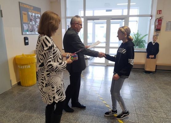 Pan Dyrektor i Pani Wicedyrektor wręczają uczennicy nagrodę