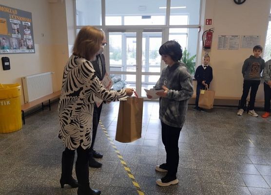 Pan Dyrektor i Pani Wicedyrektor wręczają uczennicy nagrodę