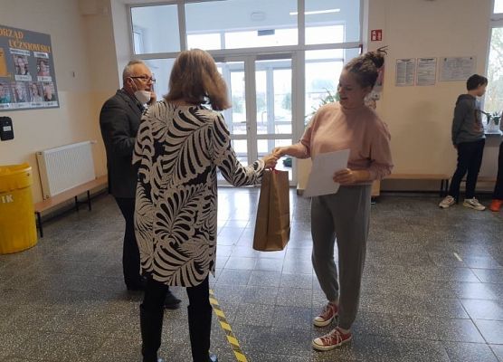 Pan Dyrektor i Pani Wicedyrektor wręczają uczennicy nagrodę