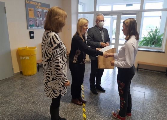 Pan Dyrektor i Pani Wicedyrektor wręczają uczennicy nagrodę