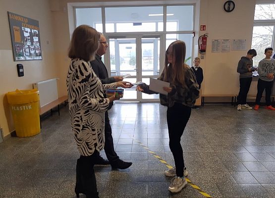 Pan Dyrektor i Pani Wicedyrektor wręczają uczennicy nagrodę