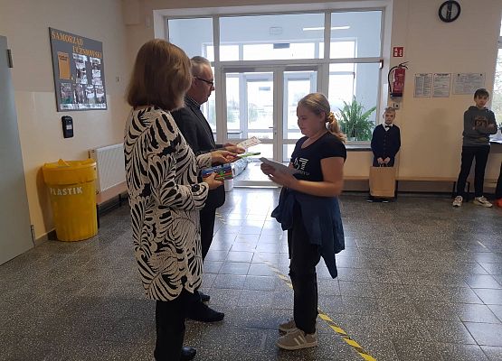 Pan Dyrektor i Pani Wicedyrektor wręczają uczennicy nagrodę