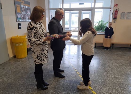 Pan Dyrektor i Pani Wicedyrektor wręczają uczennicy nagrodę