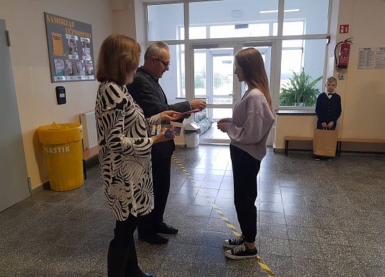 Pan Dyrektor i Pani Wicedyrektor wręczają uczennicy nagrodę