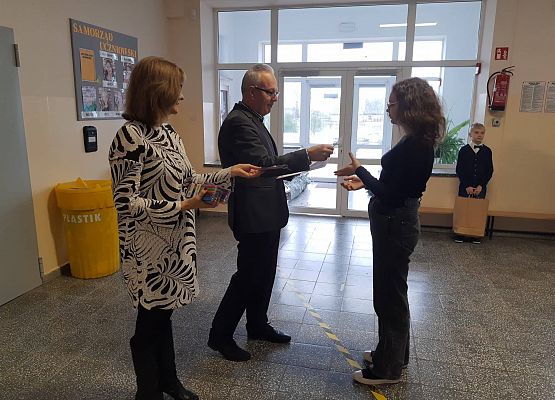 Pan Dyrektor i Pani Wicedyrektor wręczają uczennicy nagrodę