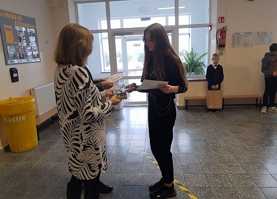 Pan Dyrektor i Pani Wicedyrektor wręczają uczennicy  nagrodę