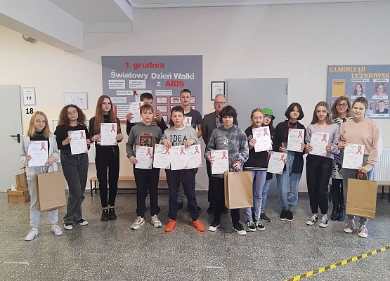 Zdjęcie grupowe nagrodzonych uczniów z dyplomami