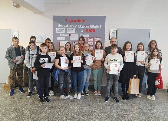 Zdjęcie grupowe nagrodzonych uczniów z dyplomami