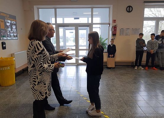 Pan Dyrektor i Pani Wicedyrektor wręczają uczennicy  nagrodę