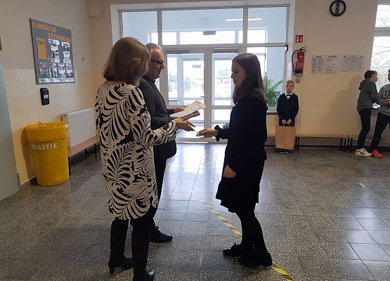 Pan Dyrektor i Pani Wicedyrektor wręczają uczennicy  nagrodę