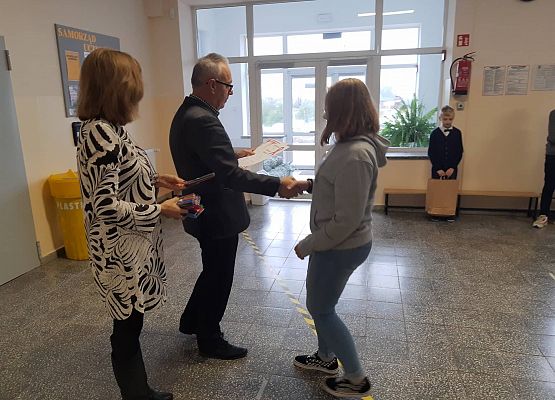 Pan Dyrektor i Pani Wicedyrektor wręczają uczennicy  nagrodę
