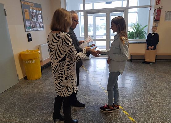 Pan Dyrektor i Pani Wicedyrektor wręczają uczennicy nagrodę