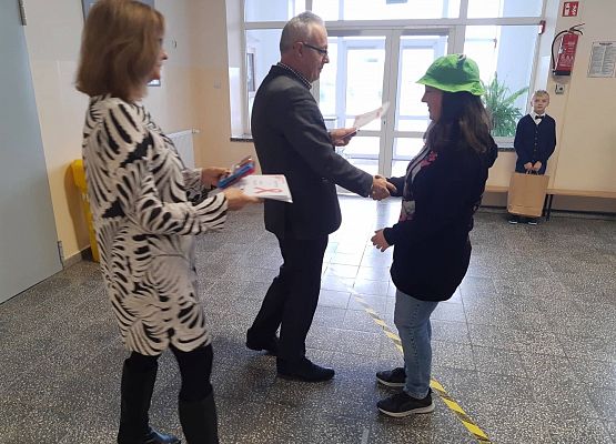 Pan Dyrektor i Pani Wicedyrektor wręczają uczennicy  nagrodę