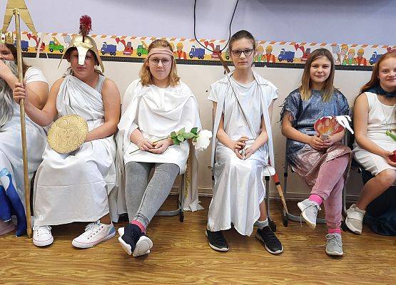 Uczniowie klasy V w roli bogów greckich.