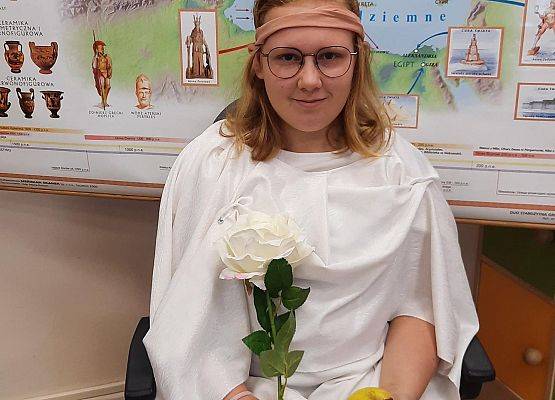 Uczennica w roli boga greckiego