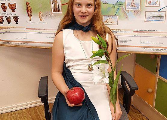 Uczennica w roli boga greckiego