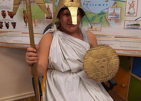 Uczeń w roli boga greckiego