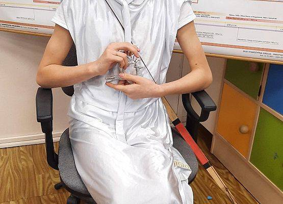 Uczennica w roli boga greckiego