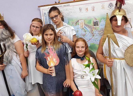 Uczniowie klasy V w roli bogów greckich.