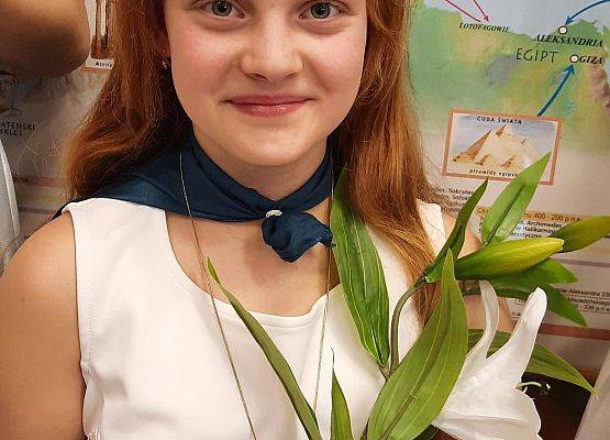 Uczennica w roli boga greckiego