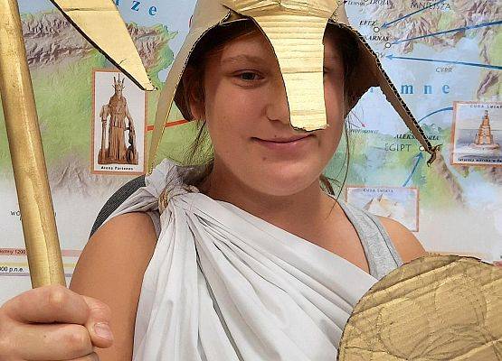 Uczeń w roli boga greckiego