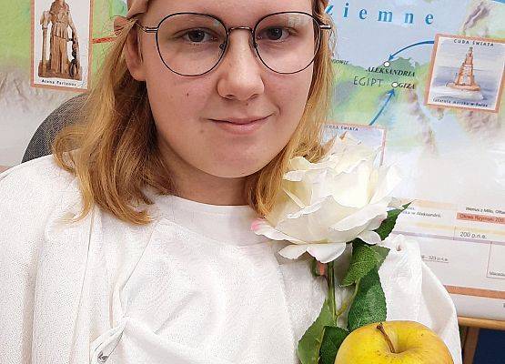 Uczennica w roli boga greckiego