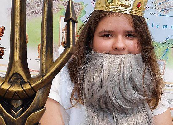 Uczennica w roli boga greckiego