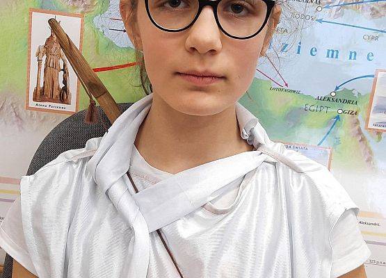 Uczennica w roli boga greckiego