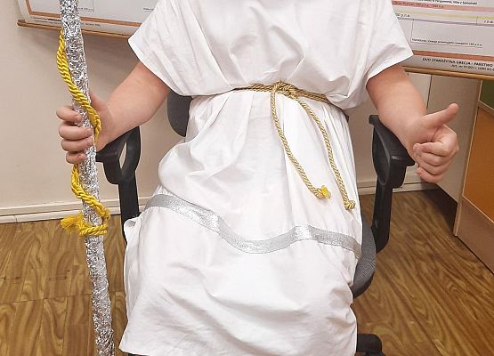 Uczeń w roli boga greckiego