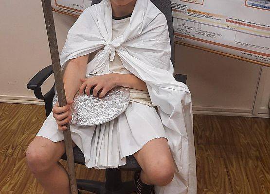 Uczeń w roli boga greckiego