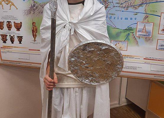 Uczeń w roli boga greckiego