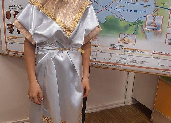 Uczeń w roli boga greckiego