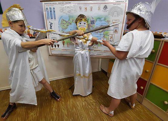 Uczniowie klasy V w roli bogów greckich.