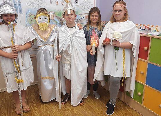 Uczniowie klasy V w roli bogów greckich.