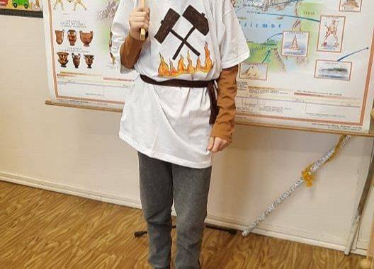 Uczeń w roli boga greckiego