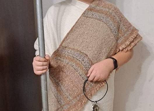 Uczeń w roli boga greckiego