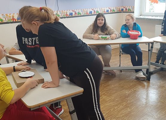 Uczniowie podczas andrzejkowych wróżb