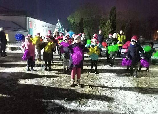 Dzieci tańczą na placu przed szkołą